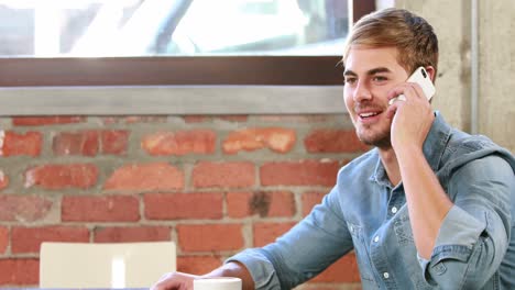 hombre hipster feliz enviando mensajes de texto y llamando