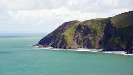 View-of-the-rocky-cliffs-and-headland-at-the-end-of-Lynmouth-Bay-from-Lynton,-Devon,-England,-UK