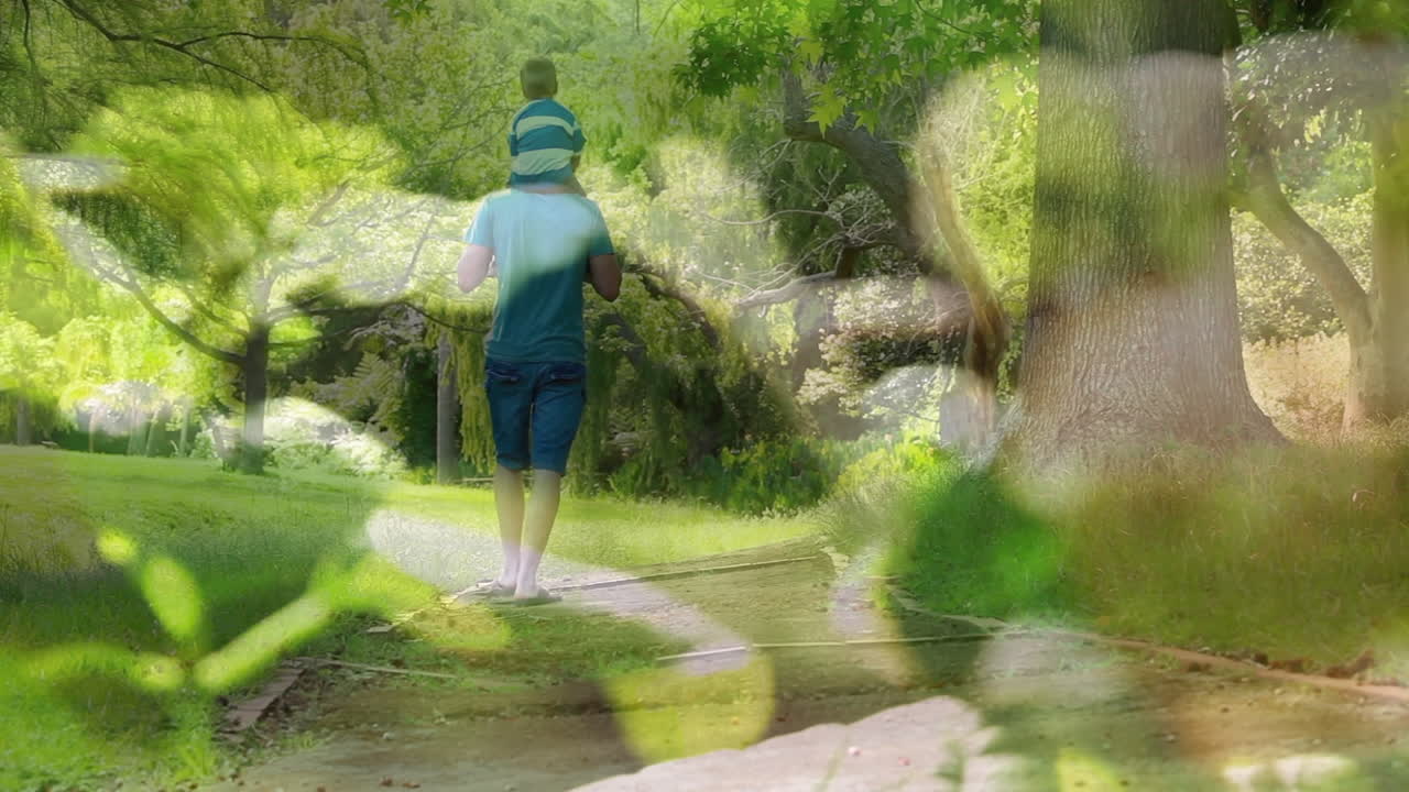 아버지 가 아들 을 어깨 에  ⁇ 고 있는 모습 을 배경 으로 한 잎 의 클로즈업 의 복합 영상