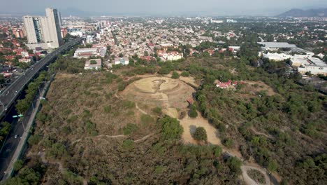 Frontale-Drohnenaufnahme-Der-Aztekischen-Cuicuilco-Kernpyramide-In-Mexiko-Stadt