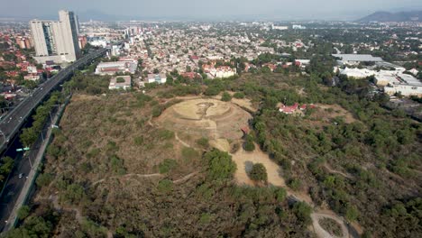 tomada frontal de un dron del núcleo de la pirámide azteca de cuicuilco en la ciudad de méxico