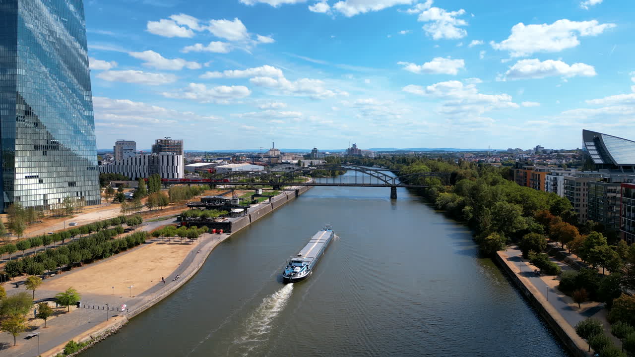 Vista aerea da drone di una barca in movimento sul fiume Meno a Francoforte, Germania