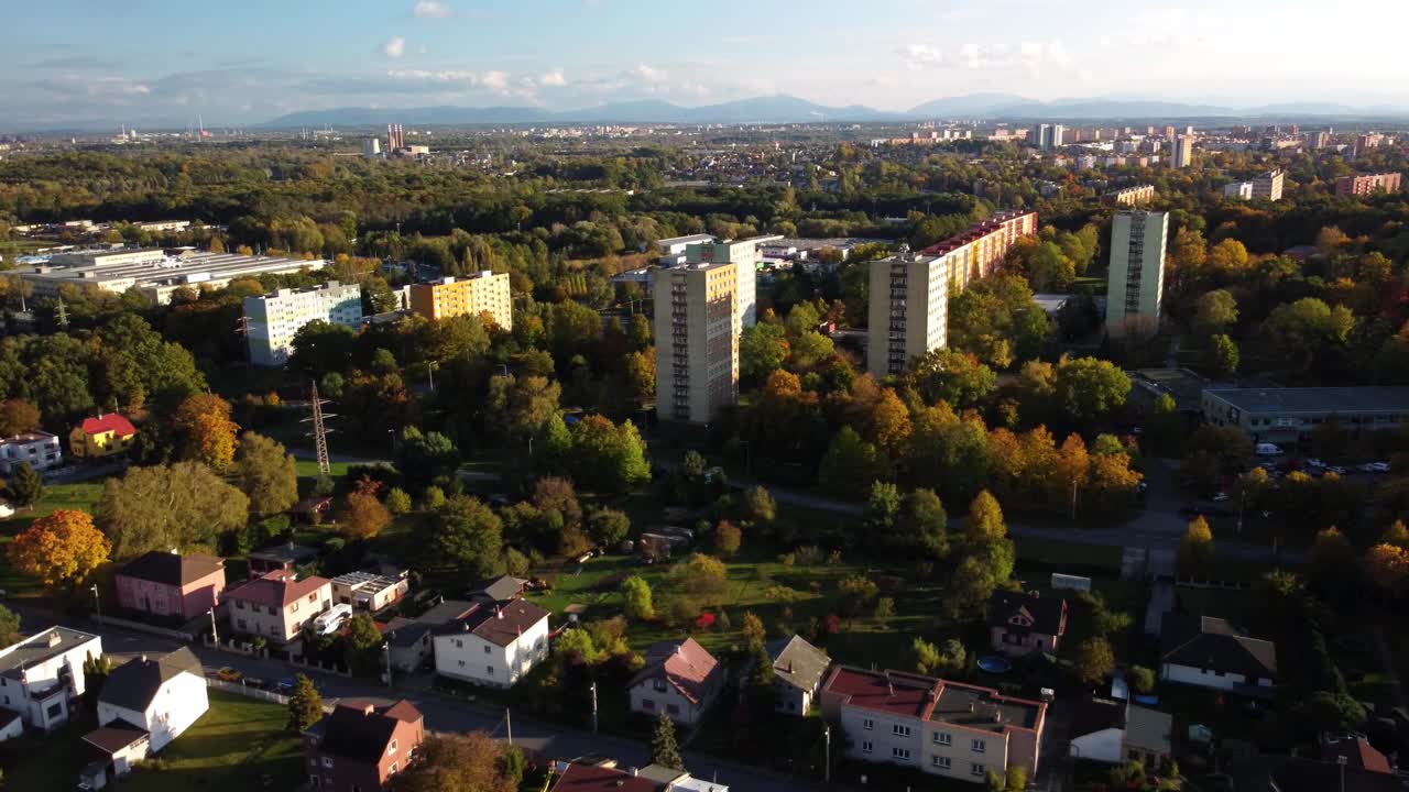 drone volando hacia adelante ciudad de ostrava, república checa - una escena de vehículos y estructuras en la ciudad en medio de la temporada de otoño