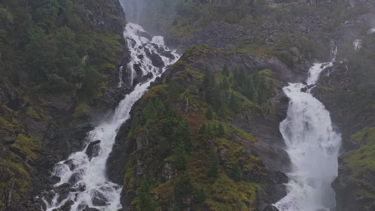 Prospettiva da drone di una cascata nascosta nelle colline della Norvegia settentrionale.
