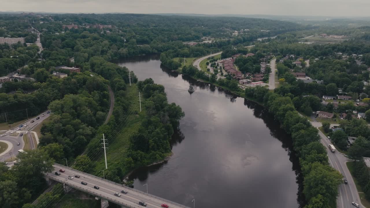 Ponte sul Fiume Magog a Sherbrooke, Canada - Ripresa aerea con drone