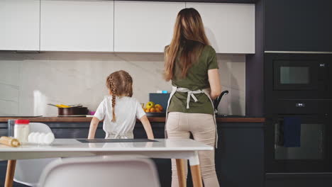 Mamá-Y-Su-Pequeña-Hija-En-El-Puesto-De-Cocina