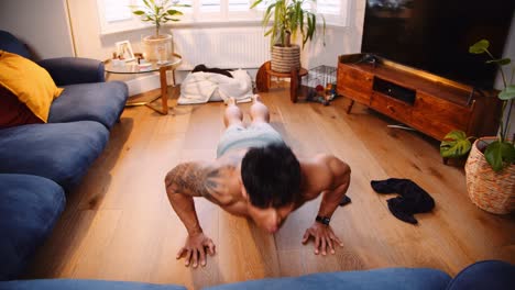 joven asiático en forma trabajando en casa