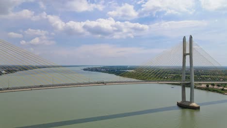 Berühmte-Tsubasa-Brücke-Mit-Verkehr-über-Den-Mekong-Fluss-In-Der-Nähe-Von-Phnom-Penh