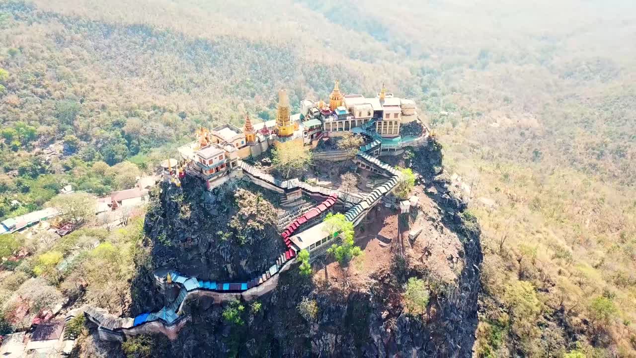 미마의  주에서 타운기 시 근처의 산 꼭대기에 위치한 불교 수도원인 다채로운 나트 사원의 공중 사진으로 독특한 건축물과 주변 풍경을 보여줍니다.