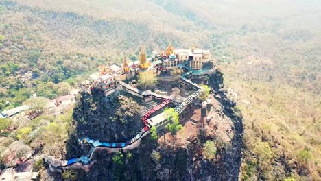 vista aérea del colorido templo de nat, un monasterio budista ubicado en la cima de una montaña cerca de la ciudad de taunggyi en el estado de shan, myanmar, que muestra su arquitectura única y el paisaje circundante.