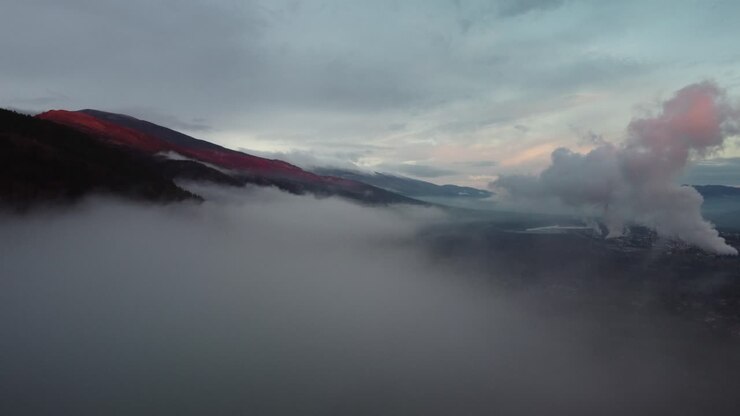 Tramonto nuvoloso in montagna.