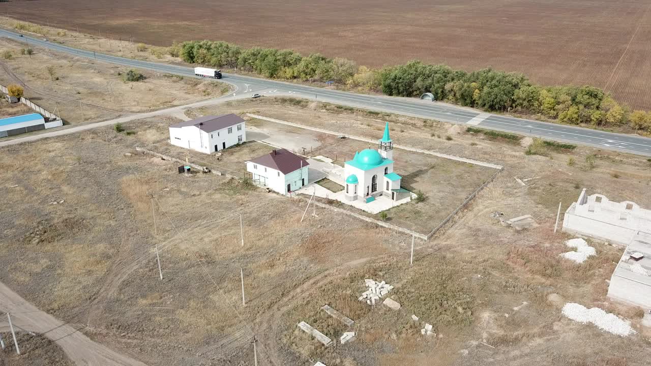 с воздуха: маленькая мечеть сияет на восхождении солнца.