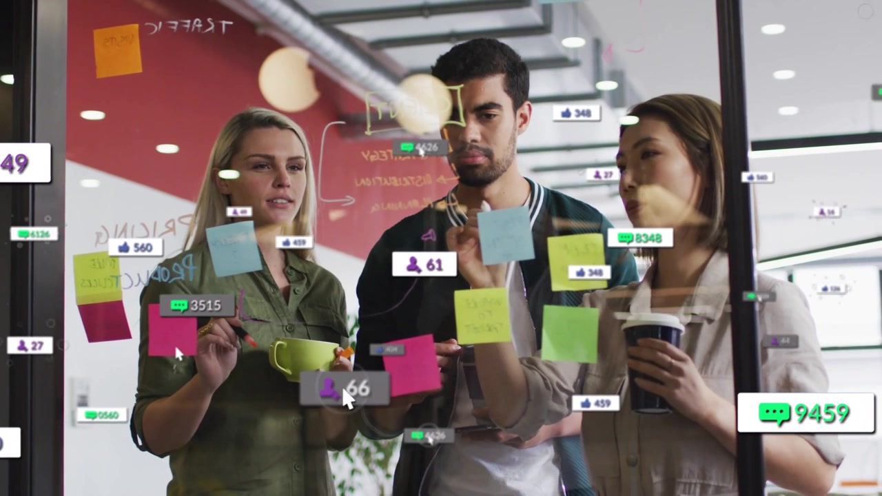 Membro à esquerda pegando um marcador, a equipe anotando em um quadro de vidro com sobreposições de chat, aumentando as métricas de marketing.