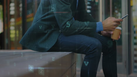 hombre de negocios sentado en un banco de la calle enviando mensajes de texto y bebiendo café 4k