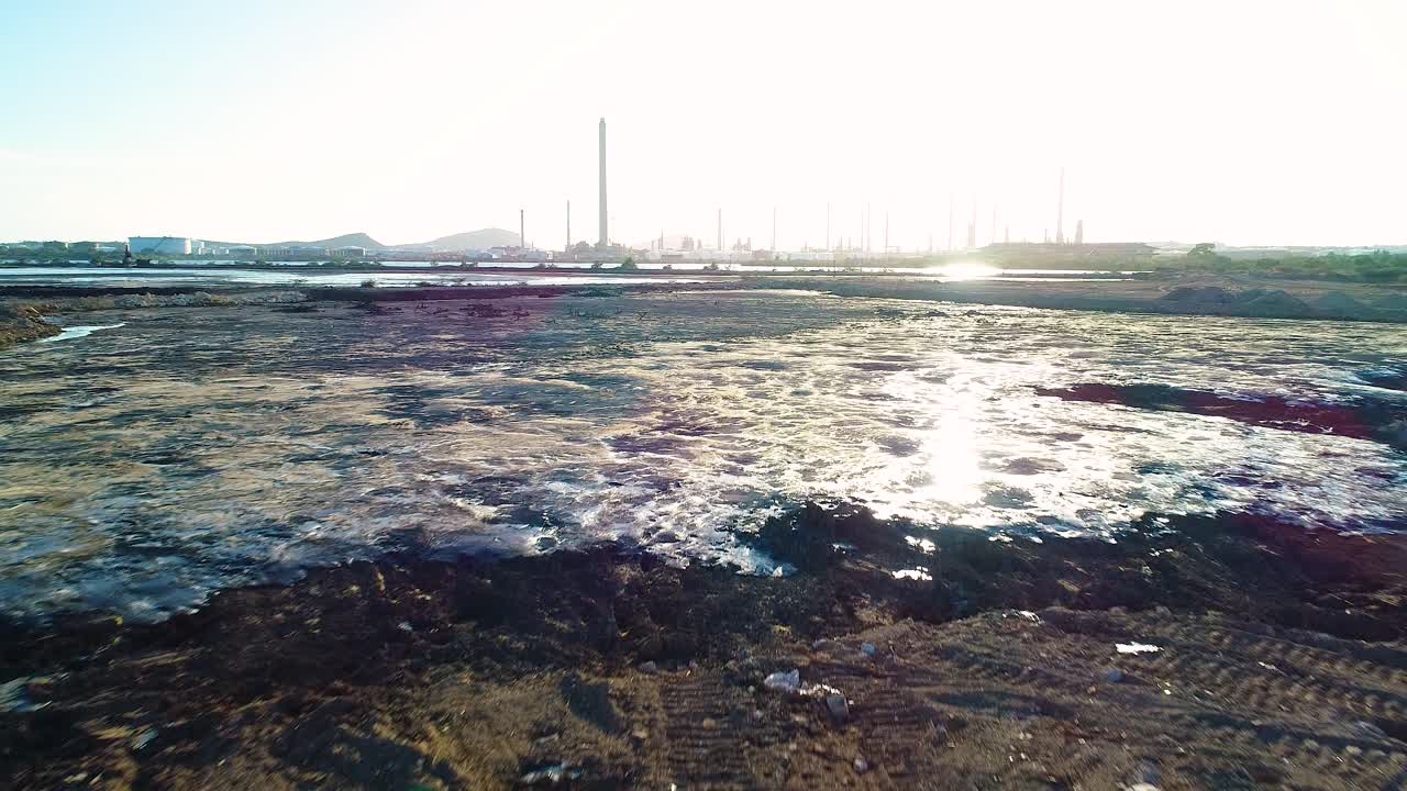 독성 아스팔트 호수에서 검은 타르 거품 위에서 낮게 날아다니는 드론 항공기