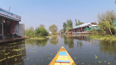 mercado flotante en una casa flotante en el lago dal, srinagar, valle de cachemira, india