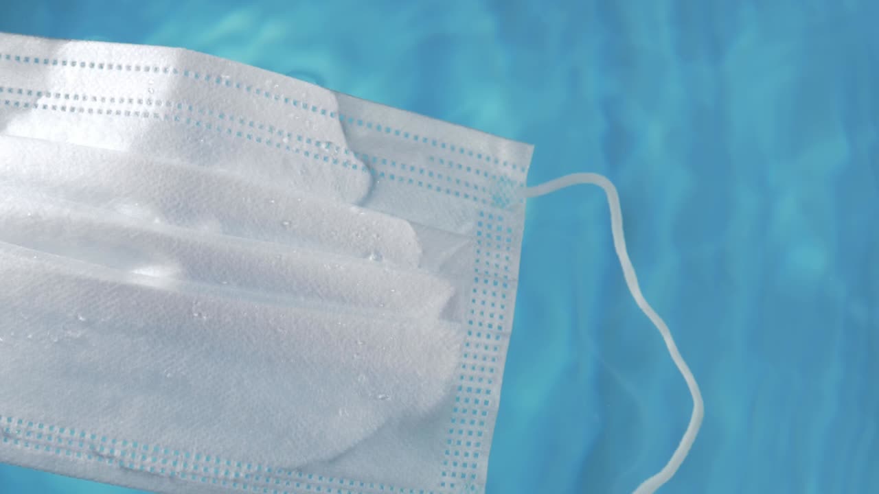 covid-19 위기 동안 물 표면의 수질 오염에 대한 의료 보호 마스크는 물 표면에서 천천히 표류합니다.