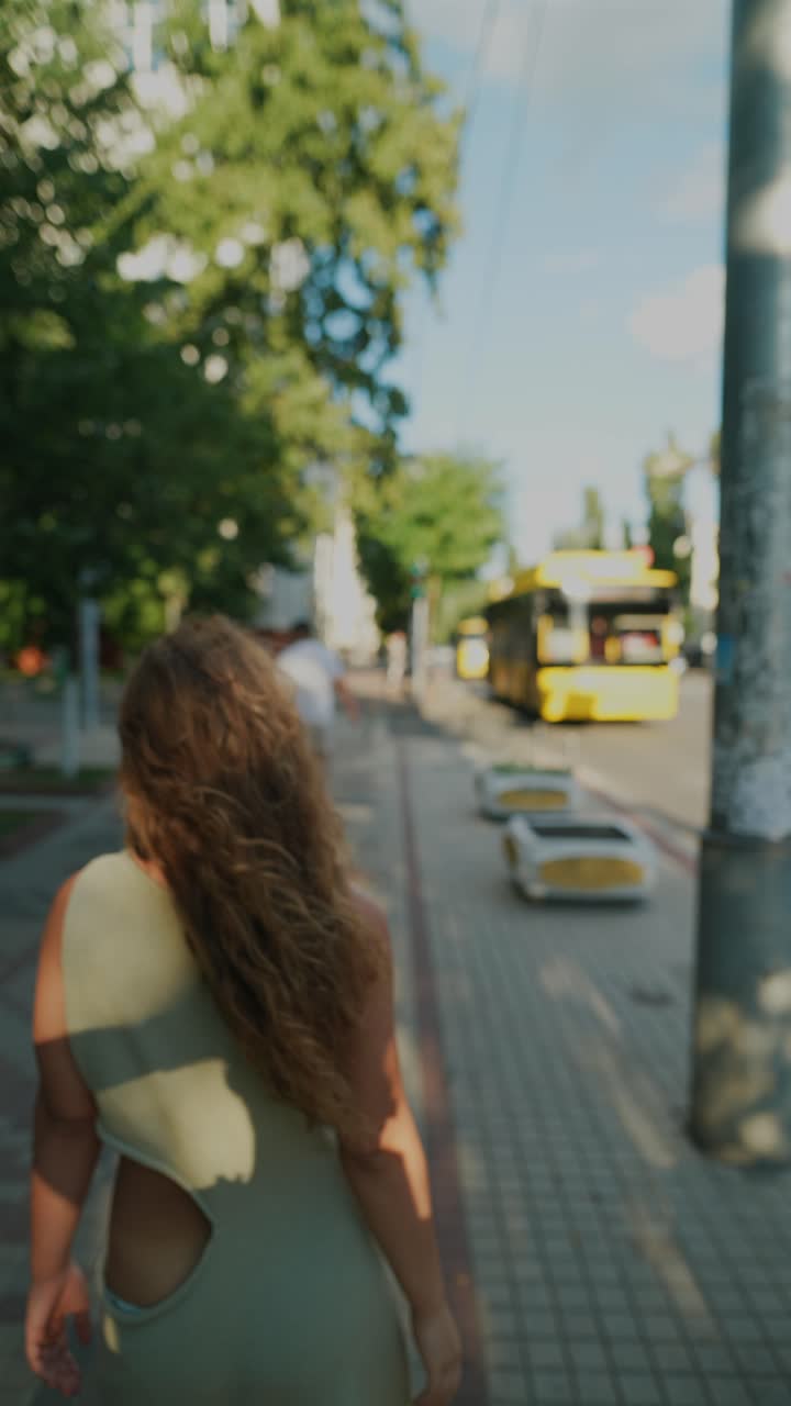 mujer caminando por una calle de la ciudad