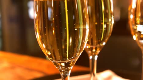 primer plano de las copas de champán