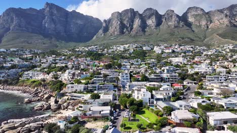 Camps-Bay-Beach-En-Ciudad-Del-Cabo,-En-Western-Cape,-Sudáfrica