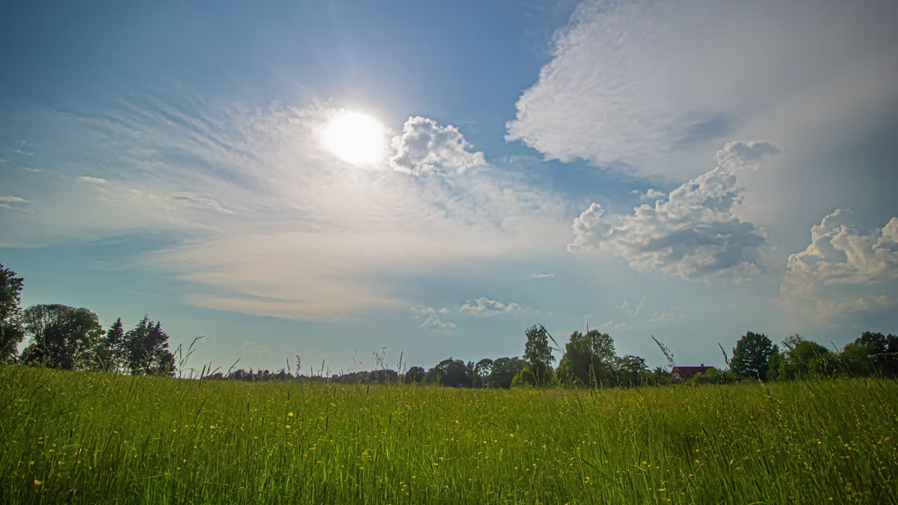 극적인 구름 변화 색상과 패턴의 극적인 일몰 timelapse