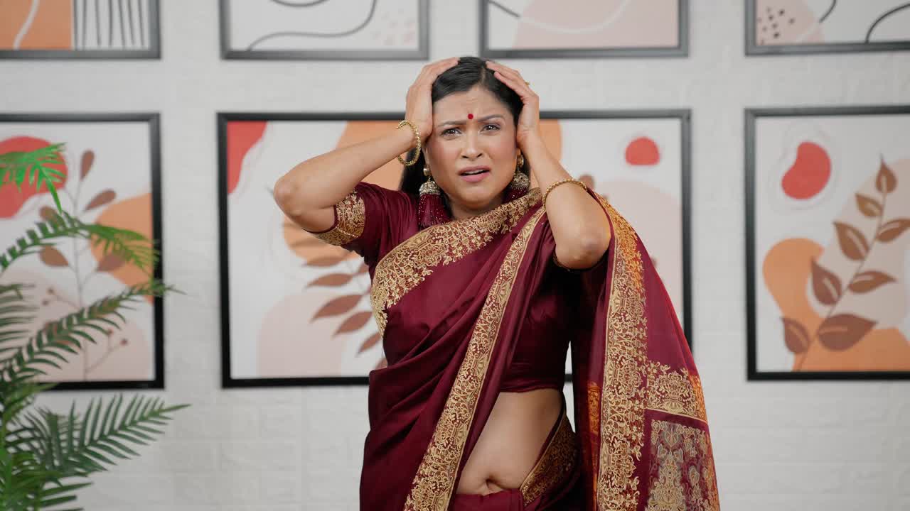 Wanita India terkejut dan menjadi tegang.