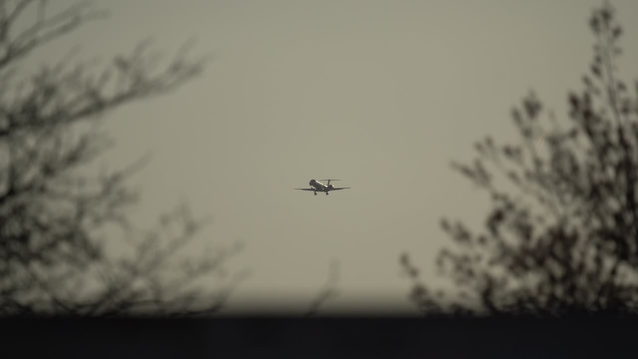 비행기가 시간에 착륙 강한 바람