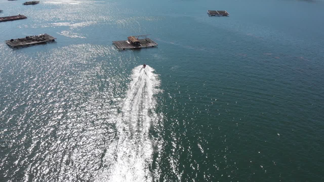 전 세계 해산물 애호가들에게 전 세계로 수출되는 유명하고 맛있는 홍합을 재배하는 양식장인 스페인 갈리시아 란데 해역에서 제트 스키를 타고 여름을 즐기십시오.