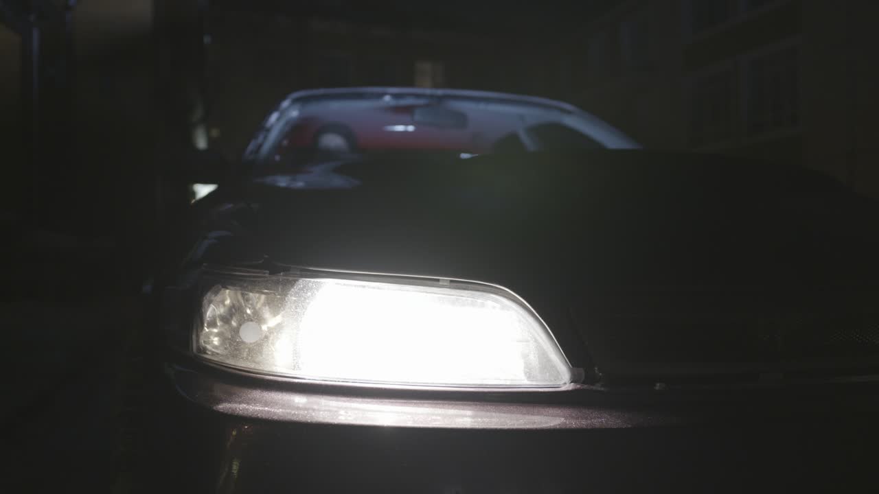 밤에는 자동차의 헤드라이트가 켜져 있습니다.