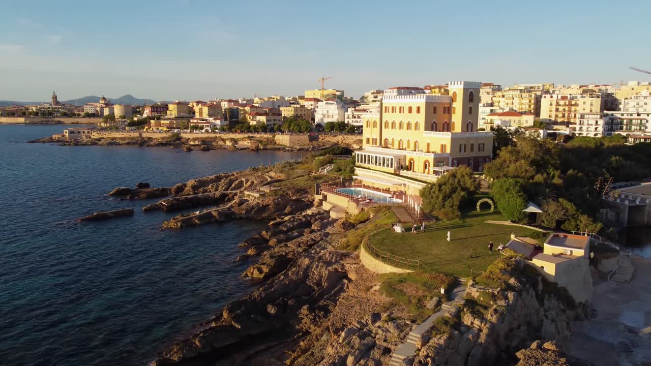 이탈리아 알게로(alghero)에 있는 다채로운 해안가 주택의 조감도