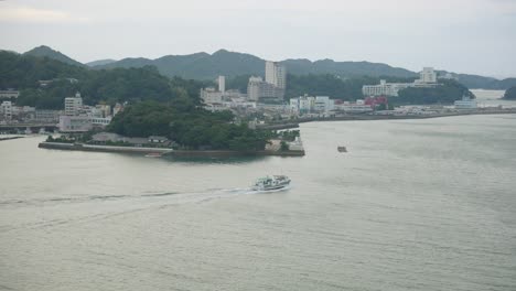 temprano en la mañana en un día nublado, el barco se dirige a la bahía de toba en la prefectura de mie, japón