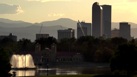 skyline von denver vom stadtpark aus bei sonnenuntergang gesehen