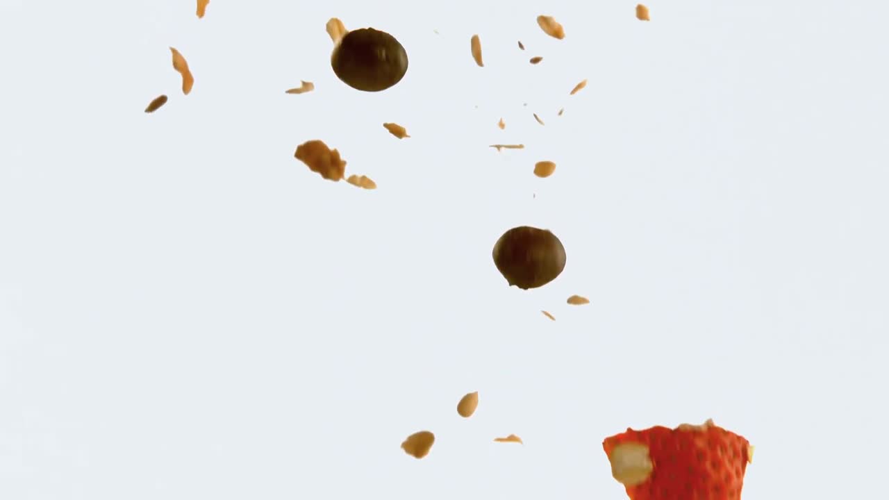 ⁇ 색 바탕에 떨어지는 오트와 딸기 4k