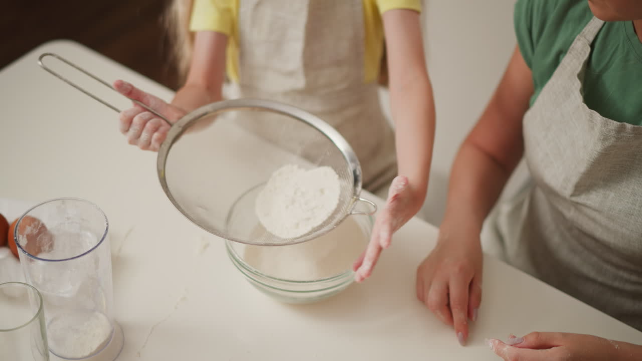 어머니 와 딸 이 함께 베이킹 하고 있다