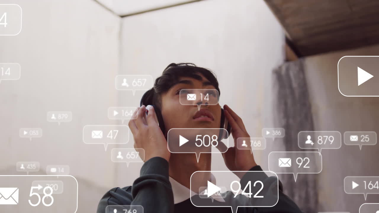 escuchar música con auriculares, persona rodeada de notificaciones de las redes sociales