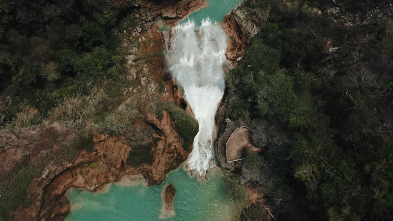 Vista aerea della Cascata El Chiflon con acqua blu turchese in Chiapas, Messico.