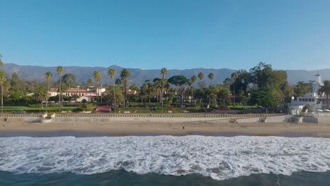 Hermosa-Antena-De-Butterfly-Beach,-El-Pacífico-Y-El-Hotel-Biltmore-En-Montecito-California-1