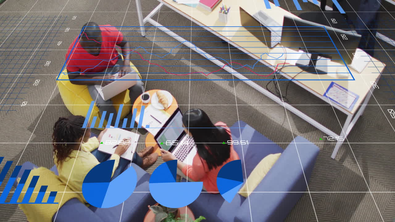 사무실에서 다양한 사업가에 대한 금융 데이터 처리의 애니메이션