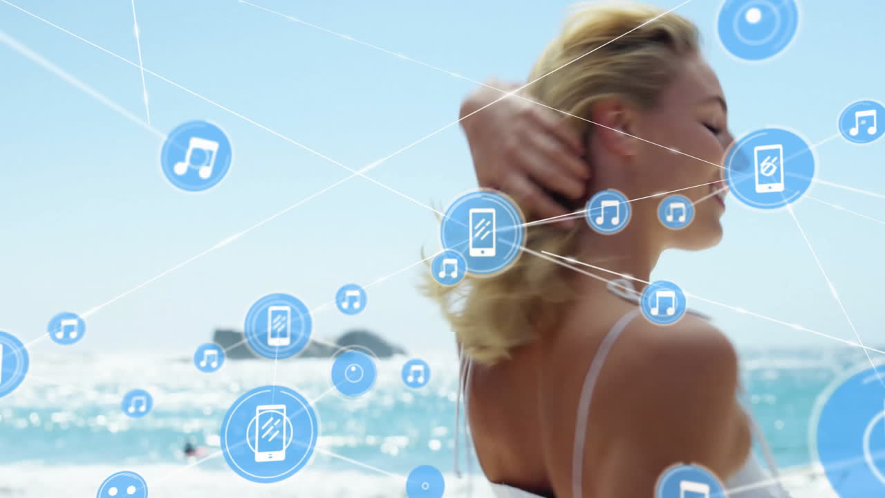 해변에서 백인 여성에 대한 장치 아이콘과 연결 네트워크의 애니메이션