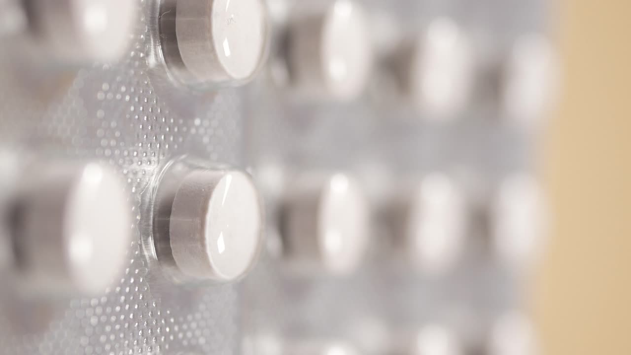 색 알약을 담은 블리스터 패키지의 클로즈업