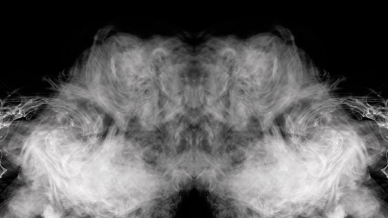 프레임의 중심에서 어나오는 거울 모양의 연기의 클로즈업, 움직일 때 독특한 모양을 만니다.