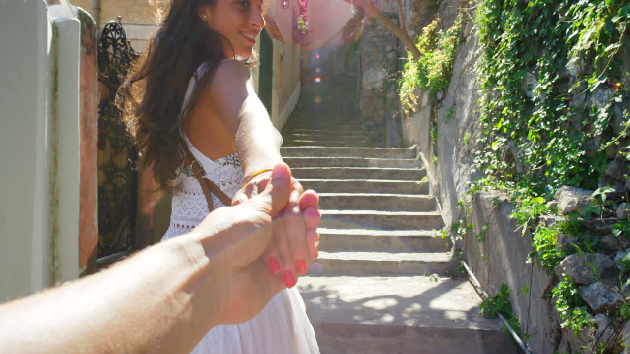 걱정 없는 행복한 젊은 여성이 친구를 임대하고 있습니다.