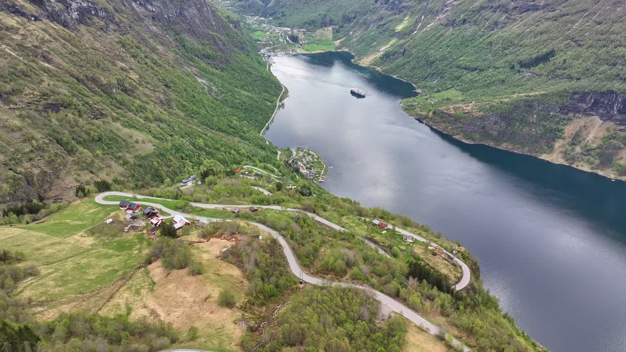ornevegen eagles road con el fiordo de geiranger y el crucero en el fondo - vista aérea de la espectacular carretera y el famoso paisaje del patrimonio mundial