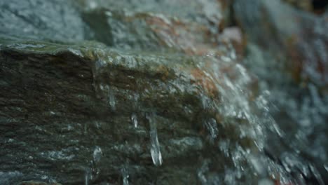 agua en cascada sobre las rocas
