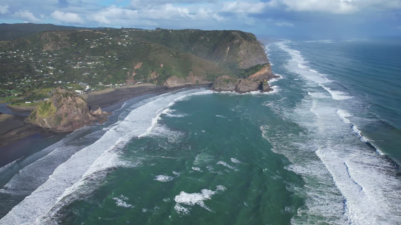 Vista aerea panoramica della spiaggia di Piha nel Parco Regionale delle Waitakere Ranges, nella regione di Auckland, Isola del Nord, Nuova Zelanda.