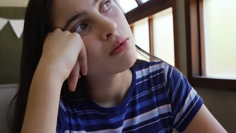 adolescentes en un aula de escuela