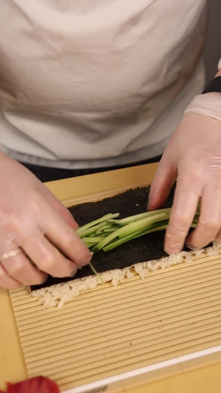 Preparare il sushi con il cetriolo
