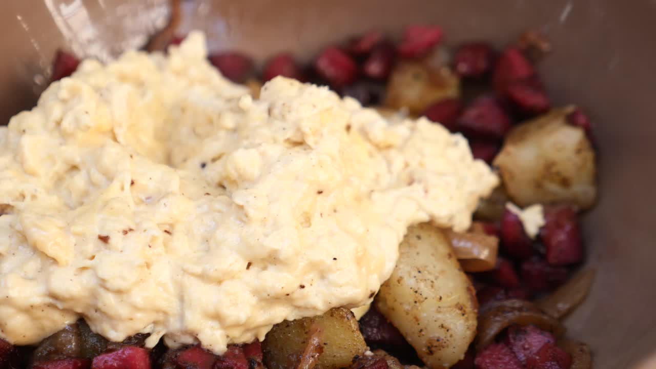 huevos revueltos con patatas fritas y salchichas