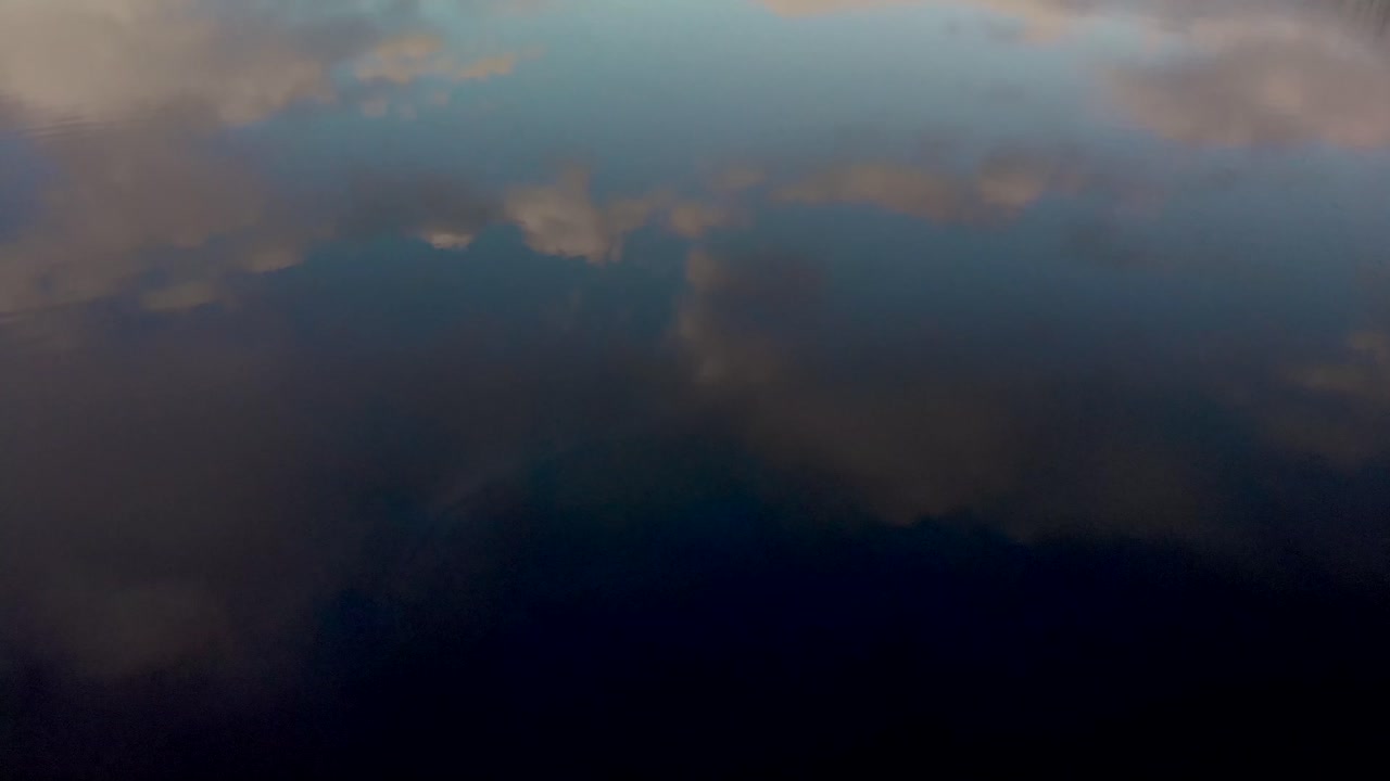 겨울 동안 노르웨이 로포텐 섬에 있는 산들과 일몰의 드론 샷