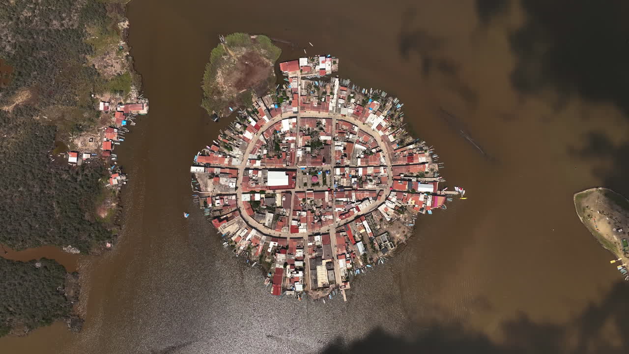 멕시코의 멕시코칼티탄 마을 위로 이동하는 구름 그림자 - 새의 눈, 드론 촬영